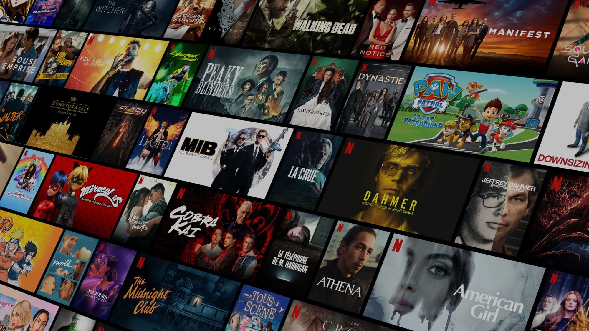 Nhiều bộ phim và chương trình truyền hình nổi bật trên nền giao diện ứng dụng Netflix.