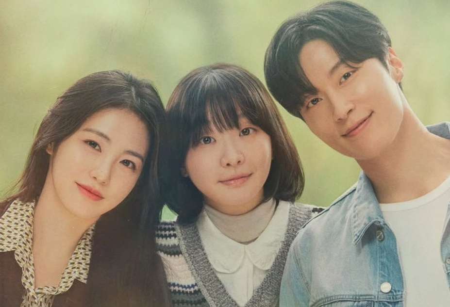 Ba diễn viên chính phim Trăm Mảnh Ký Ức – Kim Da Mi, Shin Ye Eun và Heo Nam Jun trong khung cảnh thanh xuân ấm áp.