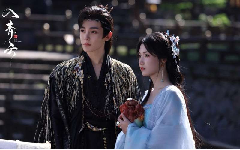 Cảnh phim Nhập Thanh Vân – hai nhân vật chính trong trang phục cổ trang, đứng cạnh nhau trong khung cảnh tiên hiệp lãng mạn.