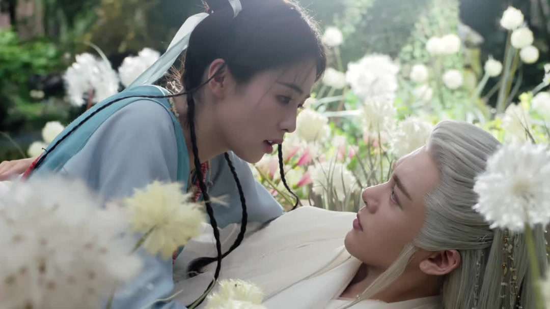 Cảnh phim Lâm Giang Tiên (Feud) – hai nhân vật chính đối mặt trong vườn hoa, ánh nhìn chất chứa tình cảm và nỗi đau.