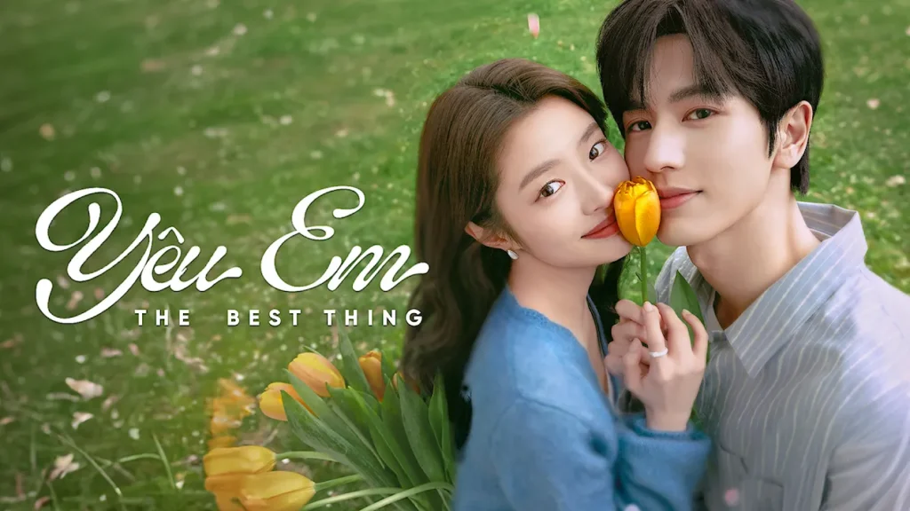 Poster phim Yêu Em – The Best Thing với hình ảnh cặp đôi chính tựa má bên nhau giữa vườn hoa tulip vàng lãng mạn.
