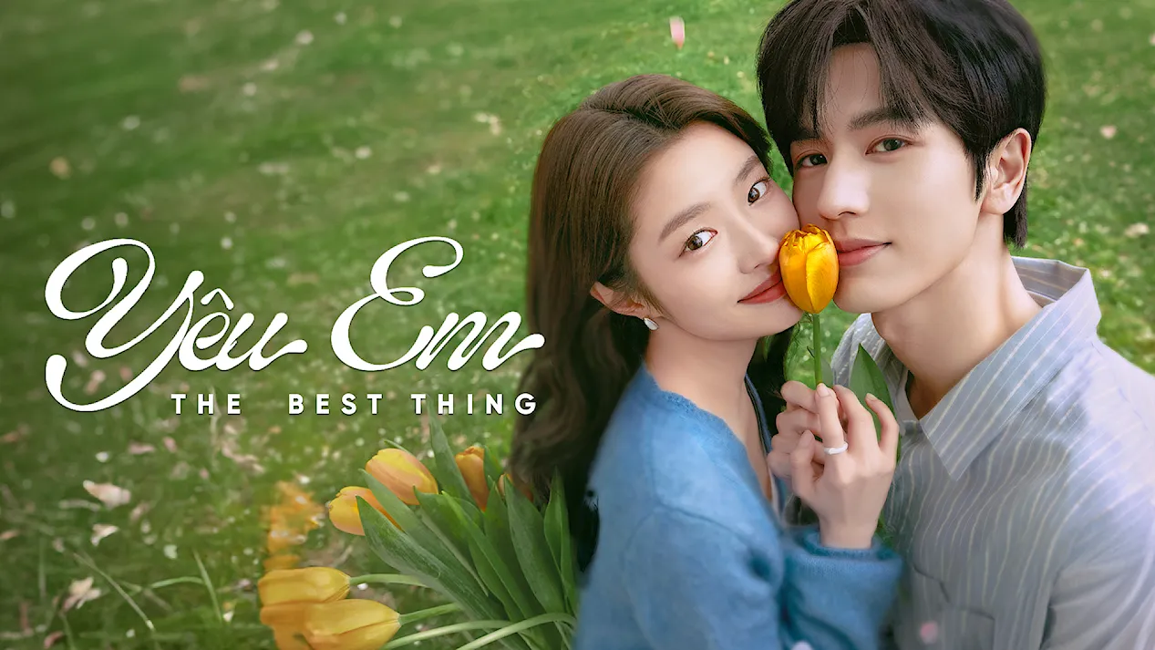Poster phim Yêu Em – The Best Thing với hình ảnh cặp đôi chính tựa má bên nhau giữa vườn hoa tulip vàng lãng mạn.