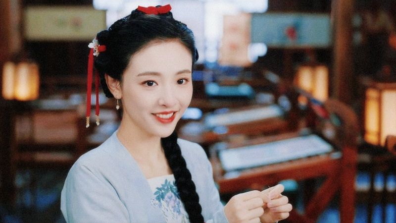 Hình ảnh nữ nhân vật trong phim Cửu Nghĩa Nhân (Faithful) với nụ cười nhẹ và tạo hình cổ trang thanh nhã.